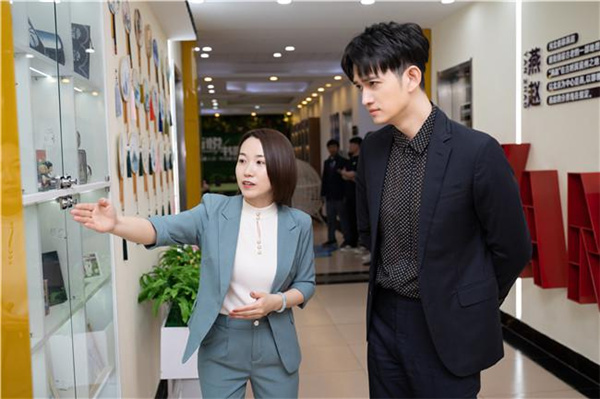 马可参观新华学生作品展
